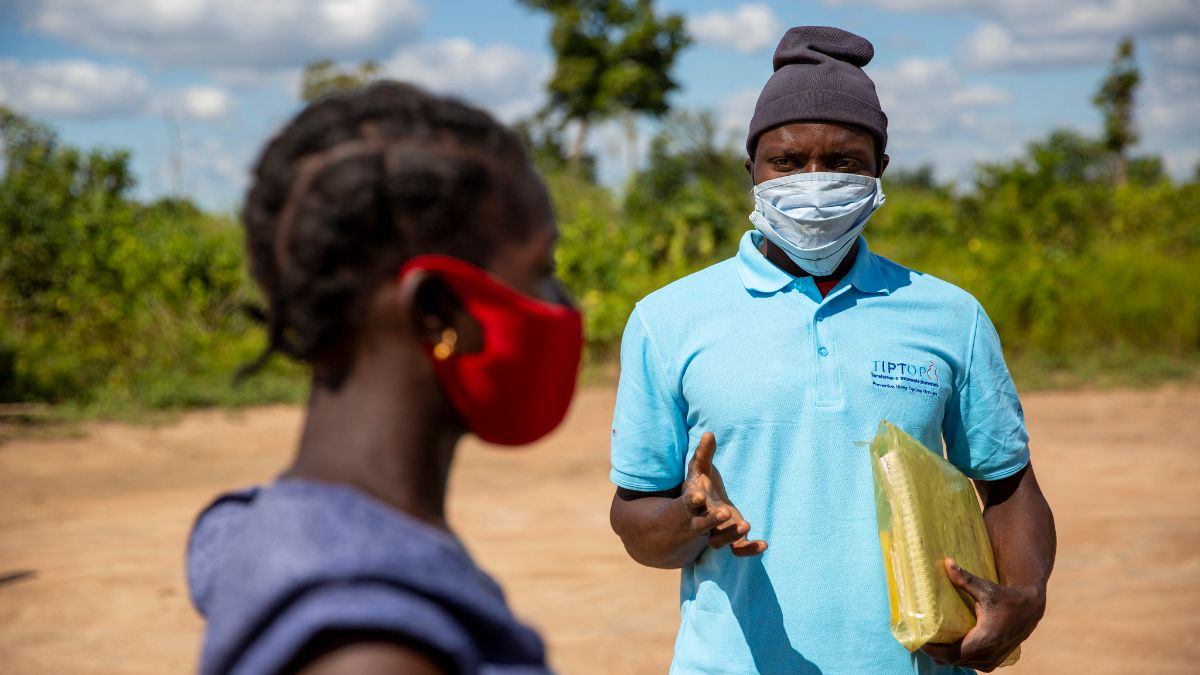 TIPTOP Community Health Worker Manual speaks to Angelina and refers her to a health center near Tica in Mozambique (Credit: Karel Prinsloo / Jhpiego).