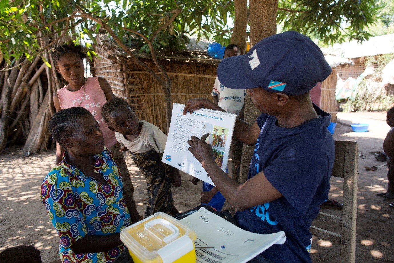 Seba, a community health worker in Kenge, DRC, speaks with Michelin, a pregnant mother (Credit: Karel Prinsloo / Jhpiego).